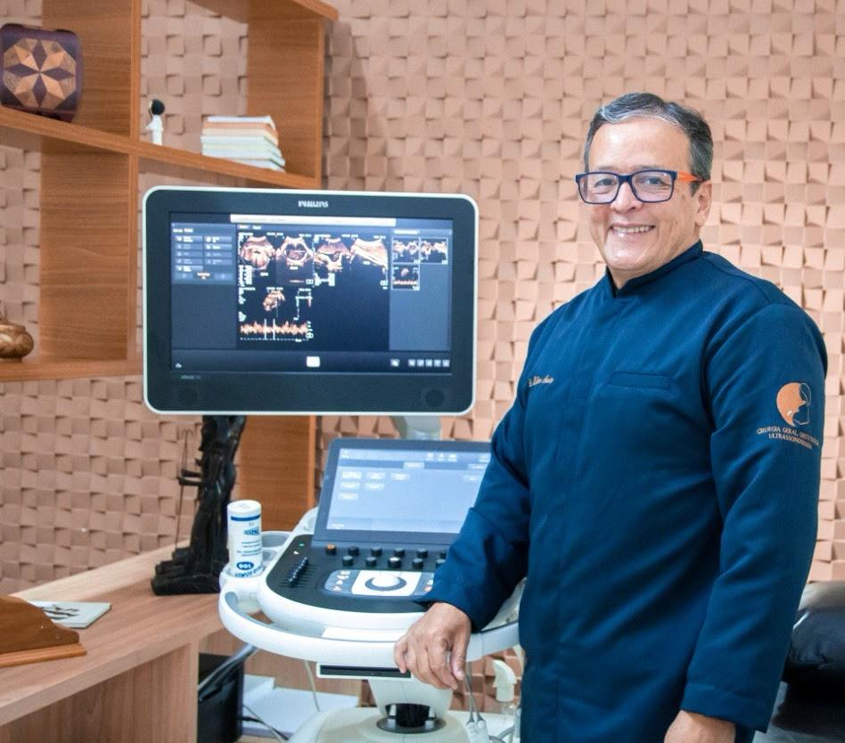 Dr. Edilson Souto com equipamento de ultrassom Philips